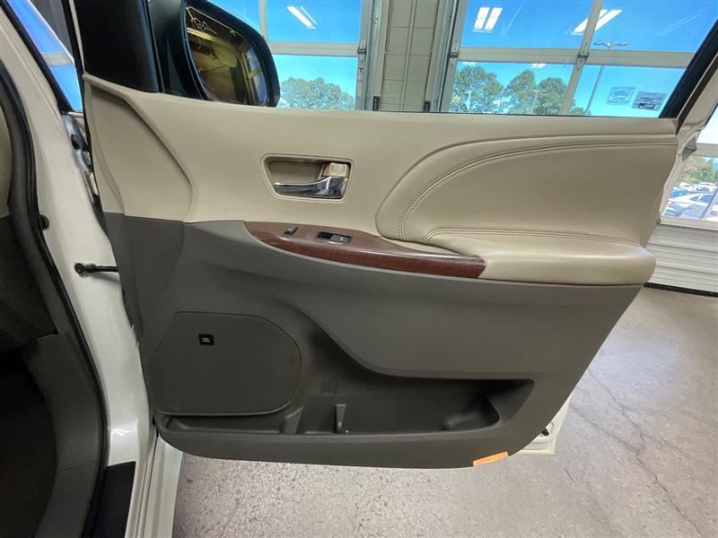 2011 TOYOTA SIENNA LIMITED
