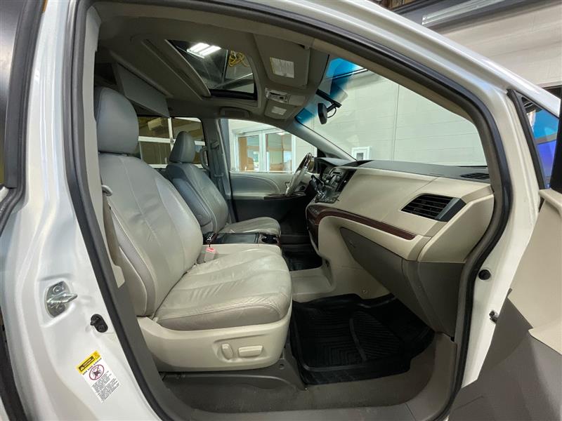2011 TOYOTA SIENNA LIMITED