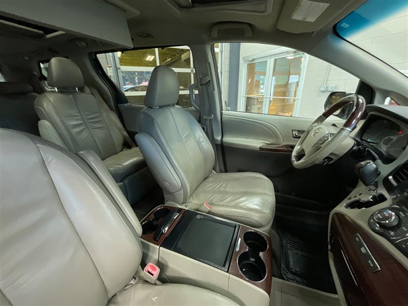 2011 TOYOTA SIENNA LIMITED