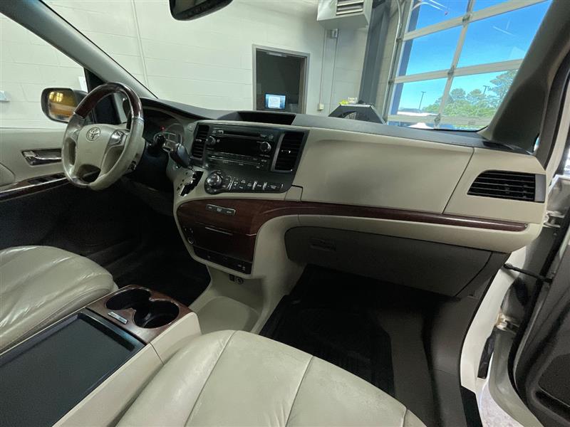 2011 TOYOTA SIENNA LIMITED