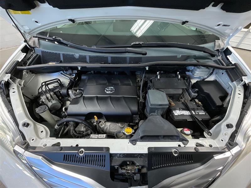 2011 TOYOTA SIENNA LIMITED