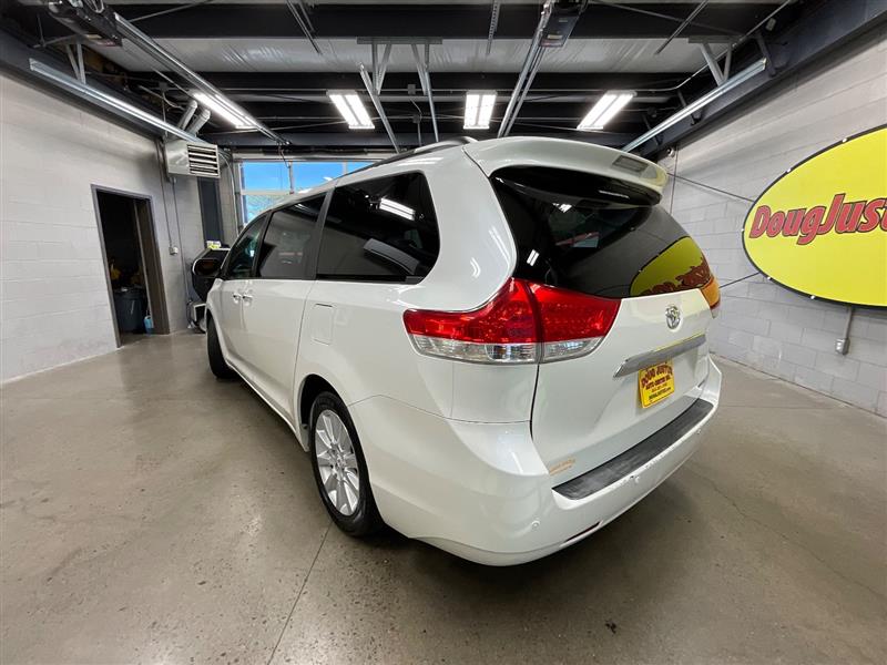 2011 TOYOTA SIENNA LIMITED