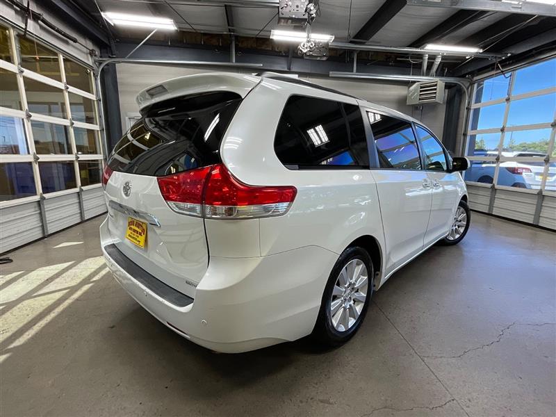 2011 TOYOTA SIENNA LIMITED