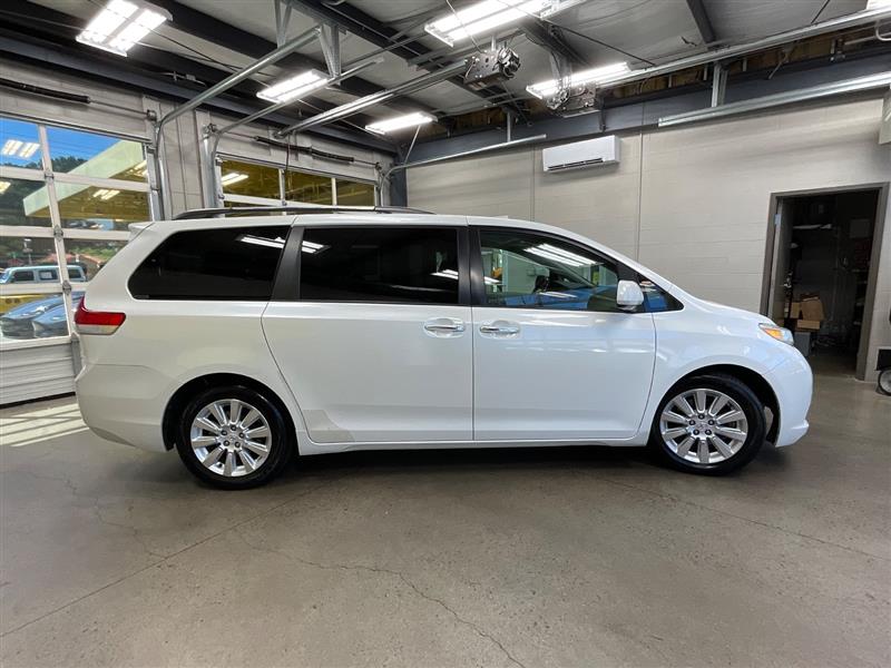 2011 TOYOTA SIENNA LIMITED