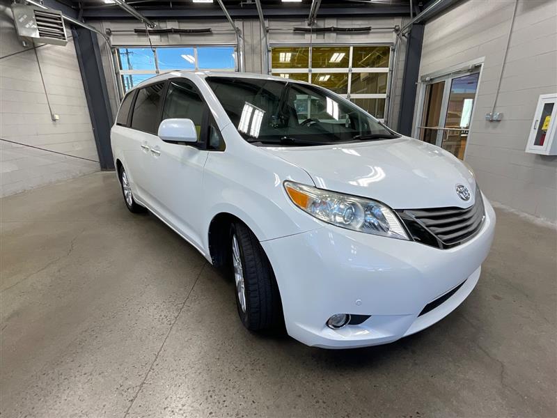 2011 TOYOTA SIENNA LIMITED