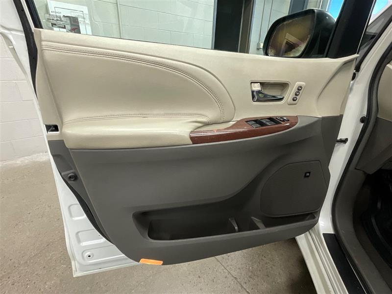 2011 TOYOTA SIENNA LIMITED