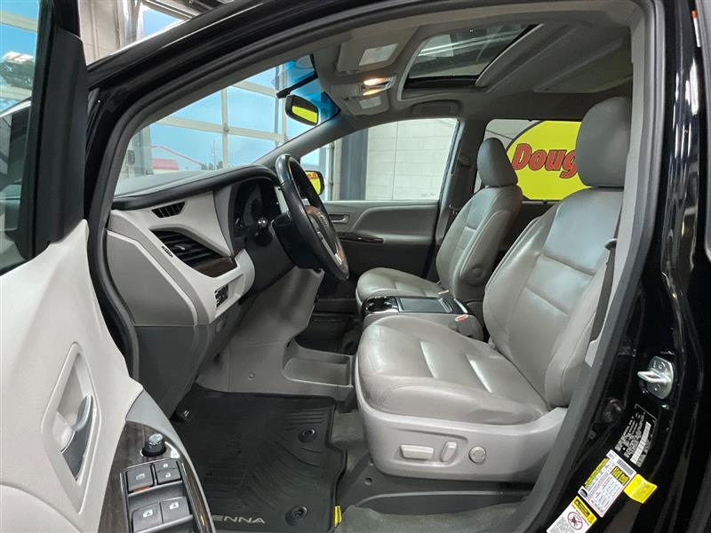 2017 TOYOTA SIENNA XLE