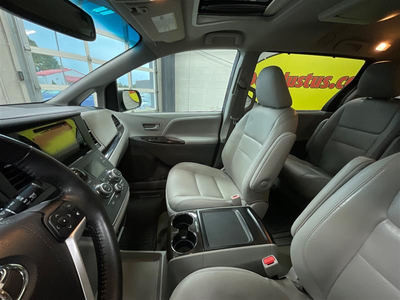 2017 TOYOTA SIENNA XLE