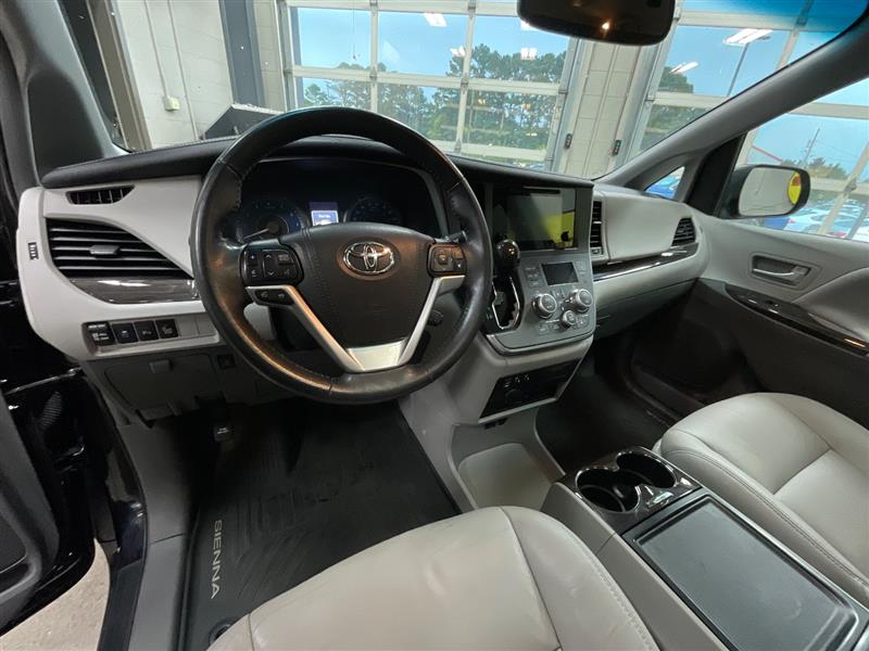 2017 TOYOTA SIENNA XLE