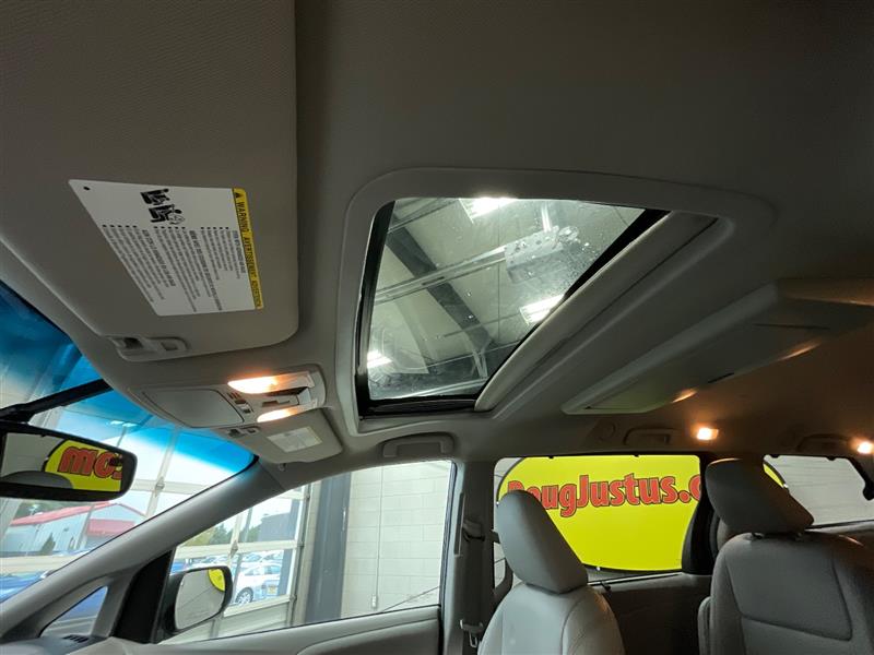 2017 TOYOTA SIENNA XLE