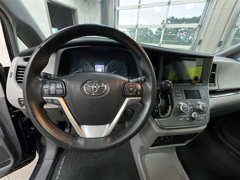 2017 TOYOTA SIENNA XLE