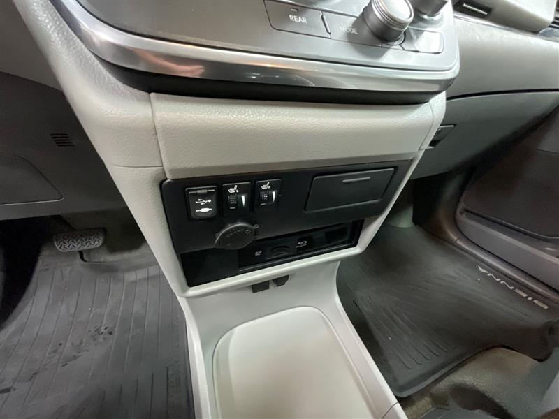 2017 TOYOTA SIENNA XLE