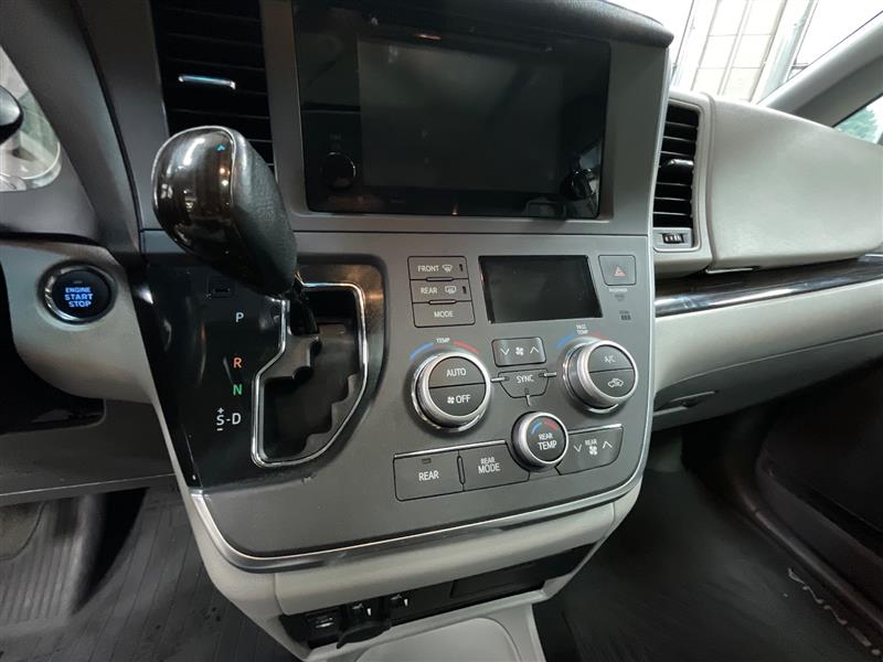 2017 TOYOTA SIENNA XLE