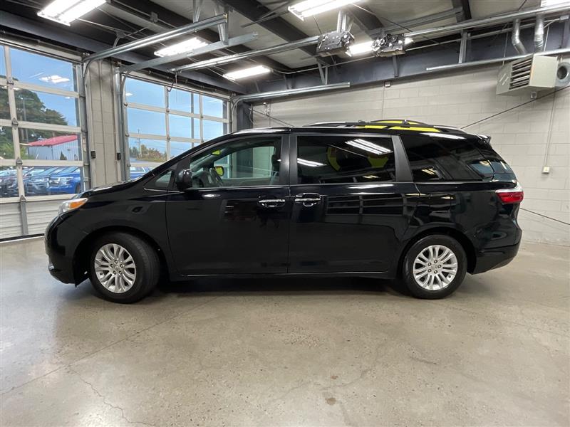 2017 TOYOTA SIENNA XLE