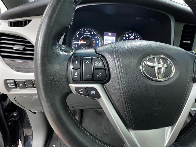 2017 TOYOTA SIENNA XLE