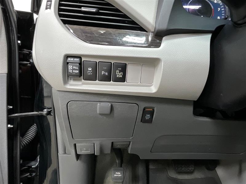 2017 TOYOTA SIENNA XLE