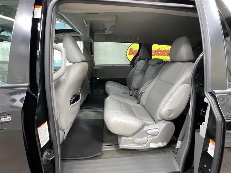 2017 TOYOTA SIENNA XLE