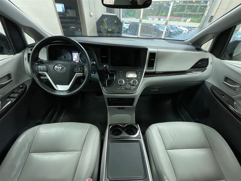 2017 TOYOTA SIENNA XLE