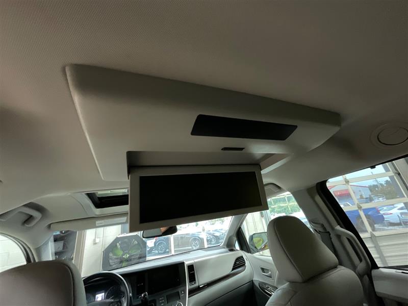 2017 TOYOTA SIENNA XLE