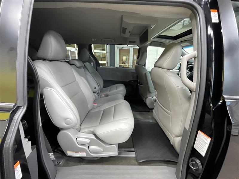 2017 TOYOTA SIENNA XLE