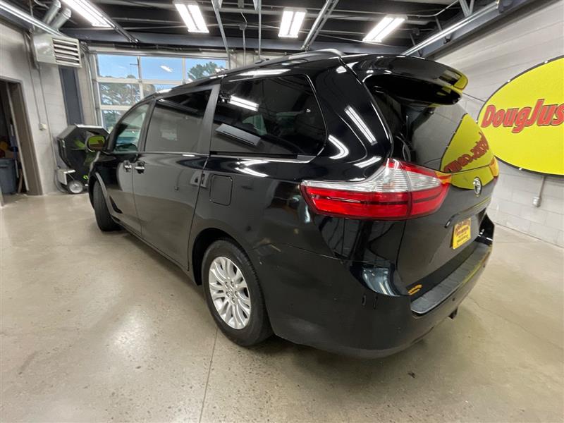 2017 TOYOTA SIENNA XLE