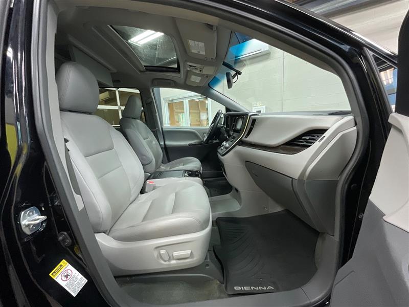 2017 TOYOTA SIENNA XLE