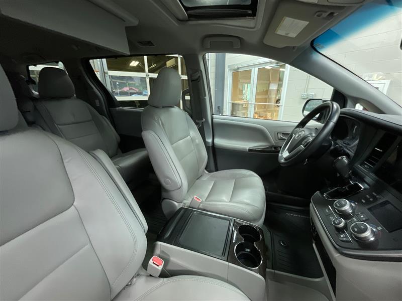 2017 TOYOTA SIENNA XLE
