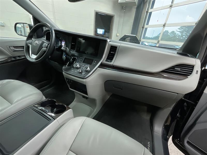 2017 TOYOTA SIENNA XLE