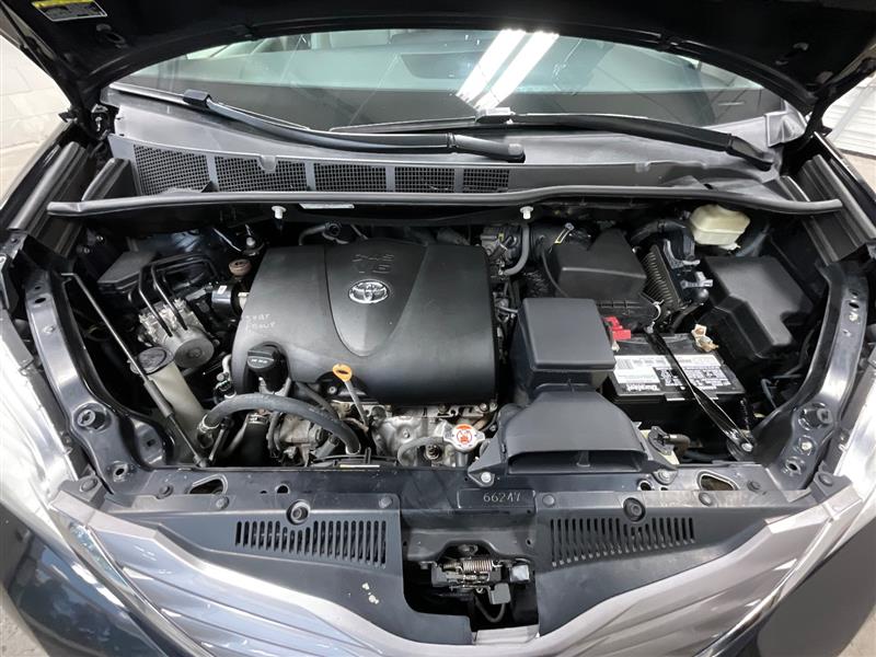 2017 TOYOTA SIENNA XLE