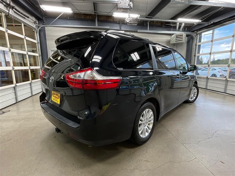 2017 TOYOTA SIENNA XLE