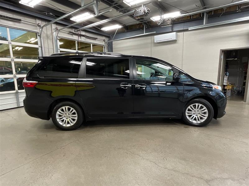 2017 TOYOTA SIENNA XLE