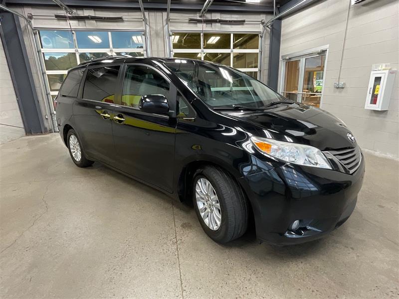 2017 TOYOTA SIENNA XLE