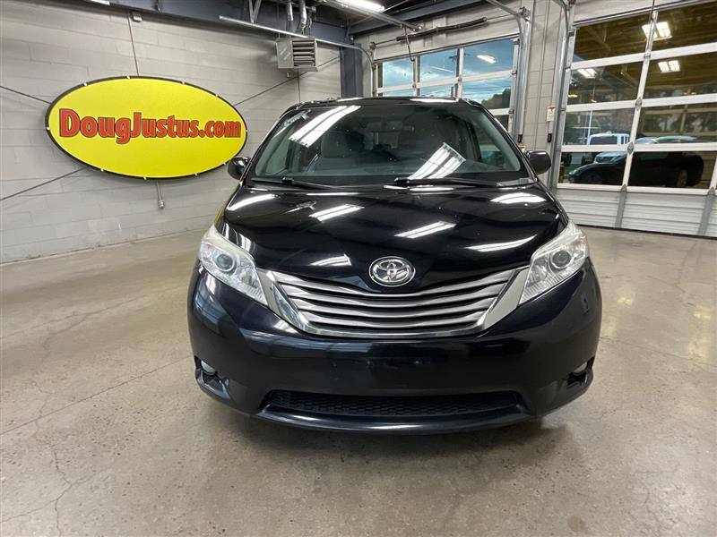 2017 TOYOTA SIENNA XLE