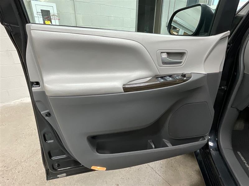 2017 TOYOTA SIENNA XLE