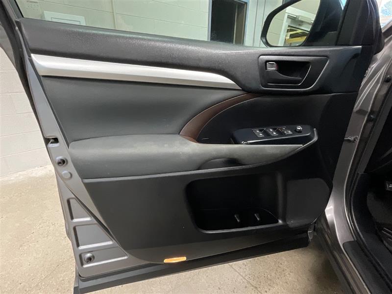 2018 TOYOTA HIGHLANDER LE
