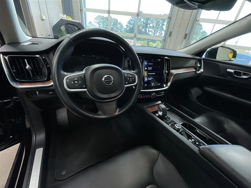 2022 VOLVO S60 B5 Momentum