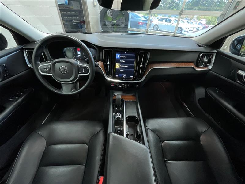 2022 VOLVO S60 B5 Momentum