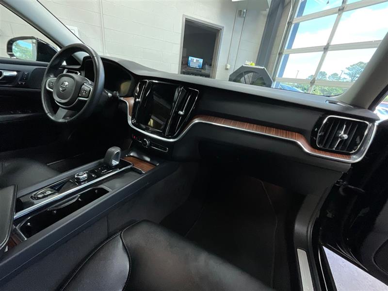 2022 VOLVO S60 B5 Momentum