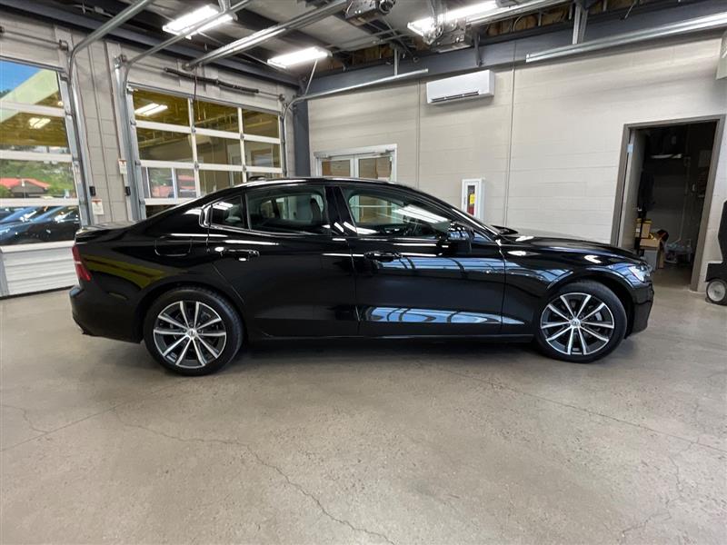2022 VOLVO S60 B5 Momentum