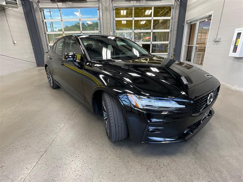 2022 VOLVO S60 B5 Momentum