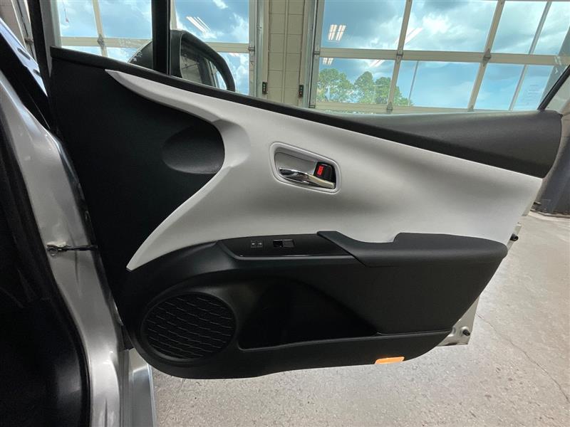 2022 TOYOTA PRIUS LE