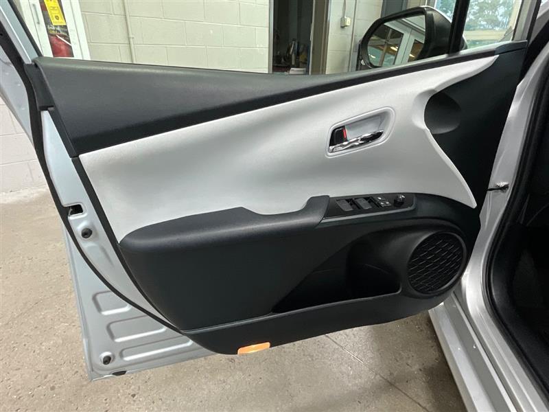 2022 TOYOTA PRIUS LE