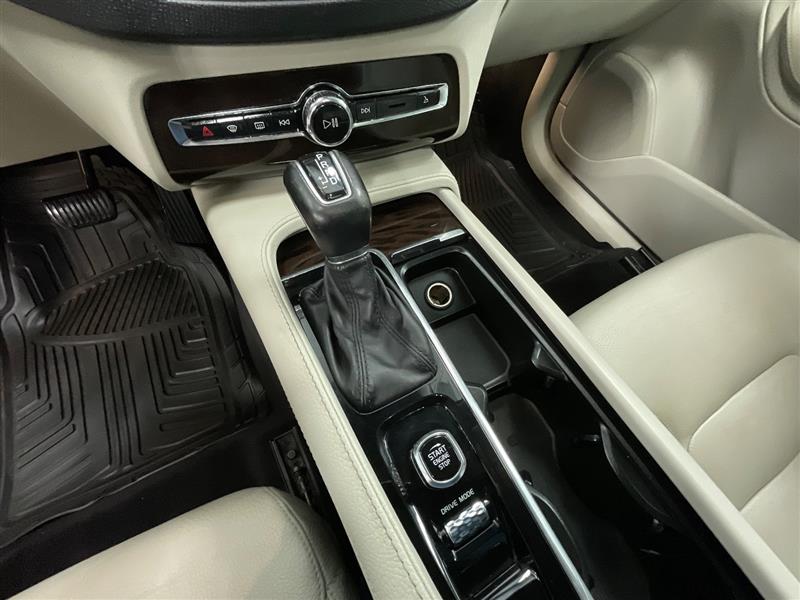 2019 VOLVO XC90 MOMENTUM