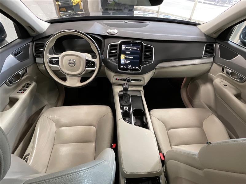 2022 VOLVO XC90 MOMENTUM