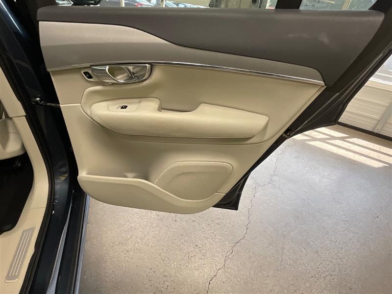 2022 VOLVO XC90 MOMENTUM