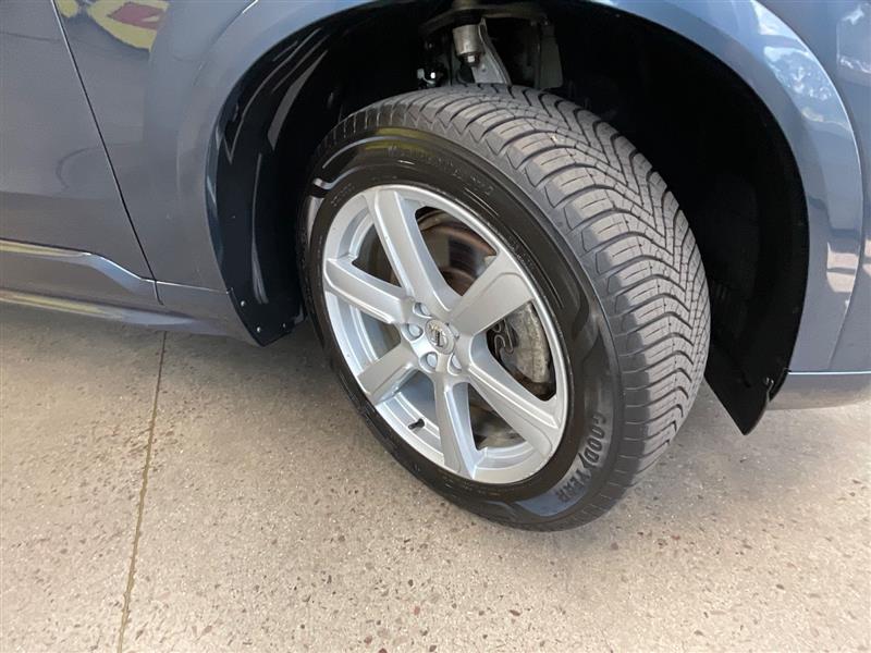 2022 VOLVO XC90 MOMENTUM