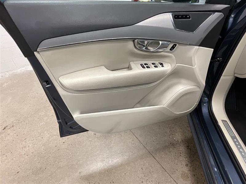 2022 VOLVO XC90 MOMENTUM