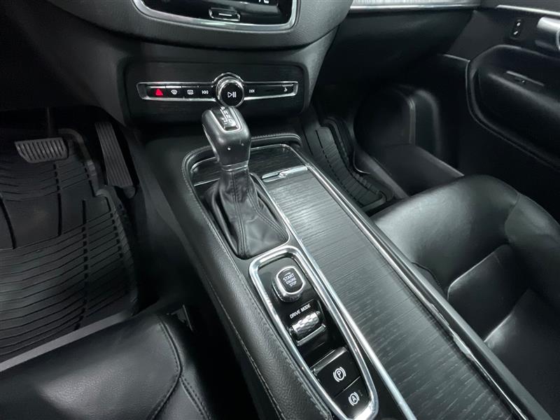 2020 VOLVO XC90 MOMENTUM