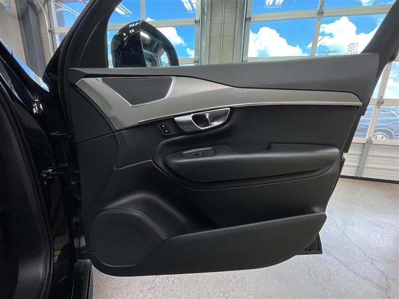 2022 VOLVO XC90 MOMENTUM