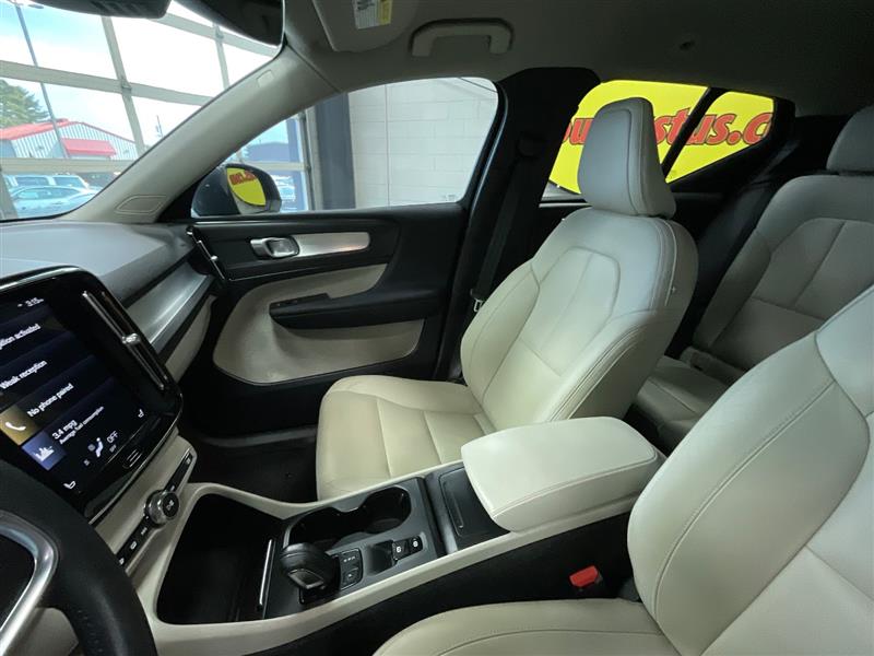 2021 VOLVO XC40 MOMENTUM